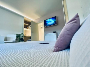 Apt 12 Luxury Living Chic Studio Steps from Beach